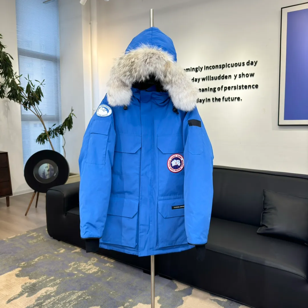 P800 Beichen White / 2008 Expedition Parka 4660M Product color: black, off-white, red, sand pink, sky blue, graphite gray, Beichen white, navy, sky blue, gray camouflage gray black label Product size: XS, S, M, L, XL, XXL Expedition was originally a parka designed for scientists at the McMurdo Research Station in Antarctica. Whether your next journey takes you into the frozen urban jungle or across uncharted ice fields, wear Canada Goose's Expedition Parka and get proven results year after year in Antarctica by the National Science Foundation's Center for Polar Research.  Material list: 1⃣ Uses Y-shaped Velcro imported from Taiwan (exclusive in the market) 2⃣ Uses 18-count polyester-cotton blended fabric imported from South Korea (authentic synchronized fabric) 3⃣ National standard 80% white duck down, (zp uses 80% white duck down/90% of all boasts are fake) 4⃣ Western Canadian coyote hair (non-market dyed fox hair filled with wolf hair) Material analysis characteristics: 1⃣ The original/polyester-cotton fabric has a high polyester fiber content, and the polyester-cotton fabric has high heat and light resistance and good stability. It has bright colors, high fiber strength, durability, light resistance, heat resistance, and straightness. 2⃣ As we all know, the original version uses 80% white duck down. The fill power refers to the cubic inches of volume occupied by each ounce (30 grams) of down under certain conditions. If one ounce of down occupies 500 cubic inches, the fill power of the down is 500. So we can simply understand it as: fill power is the volume of down, and the volume of down is fill power. The higher the fill power of down, it means that under the same filling amount, down can fix a larger volume of air layer to keep warm and insulate, so the warmth retention of down is better. 3⃣ Western Canadian coyote hair, "large range of selected neck hair" is soft and fluffy, each wolf hair is 60-63 long / 14-16 wide at the peak, this width + preferred parts. It is basically unmatched by the same industry